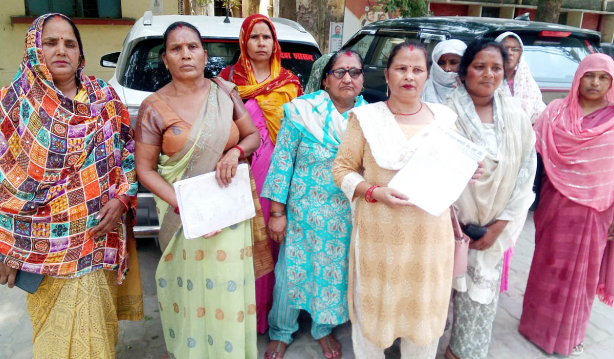 मोबाइल न मिलने तक पुरानी पद्धति से राशन वितरण कराए जाने की मांग