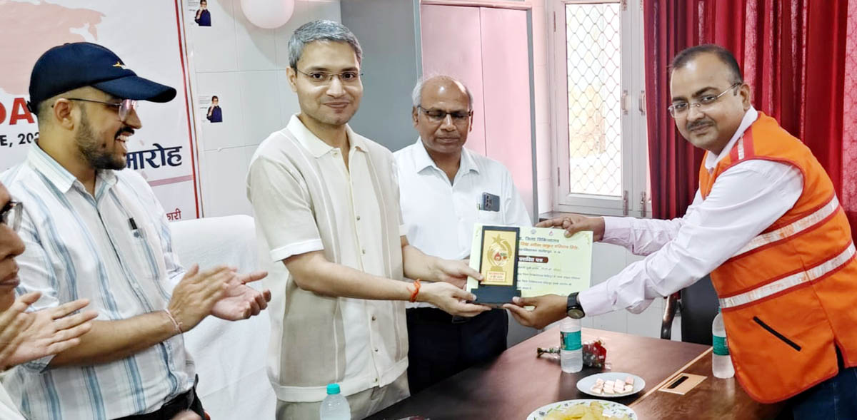 डीएम-सीडीओ ने रेडक्रास चेयरमैन को किया सम्मानित, रक्तदान शिविर पर मिला सम्मान