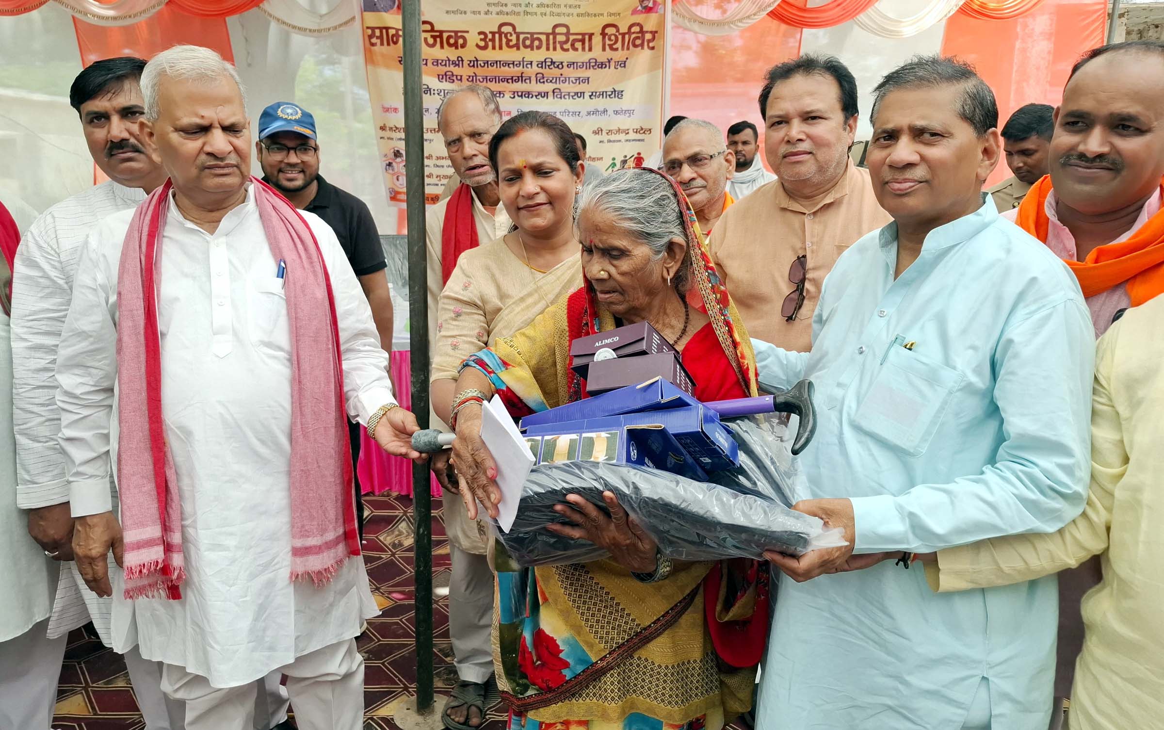 अमौली कस्बे के 273 दिव्यांगों व बुजुर्गों को मिले उपकरण