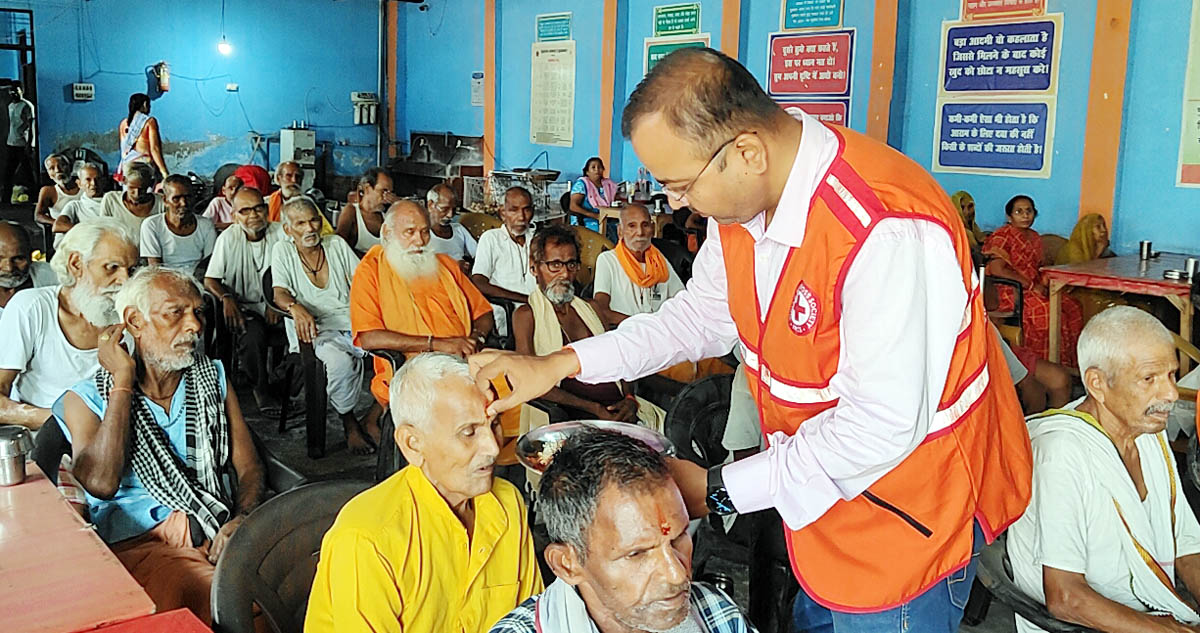 फादर्स डे पर वृद्धजनों का पूजन कर किया सम्मान