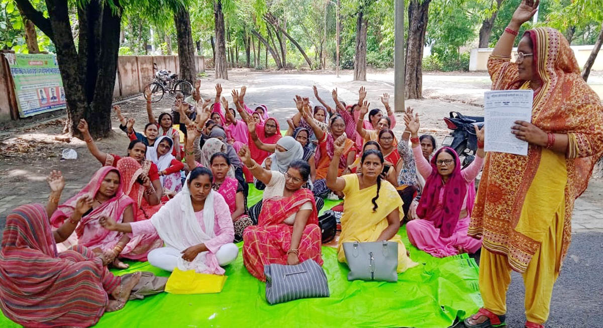  महिला आंगनबाड़ी कर्मचारी संघ ने मांगों को लेकर दिया धरना