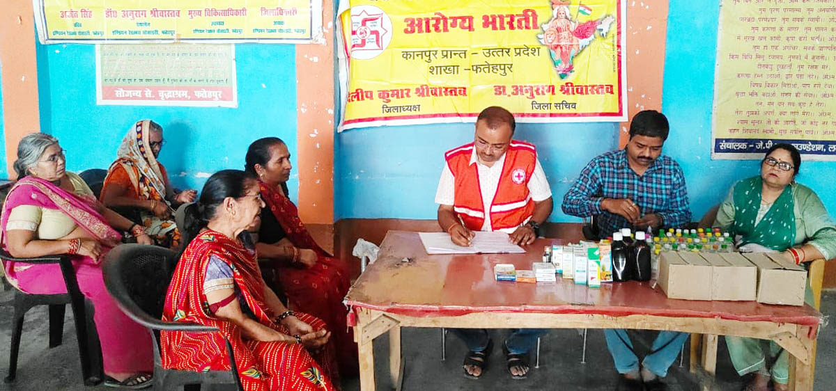वृद्धजनों का स्वास्थ्य परीक्षण कर वितरित की दवाएं