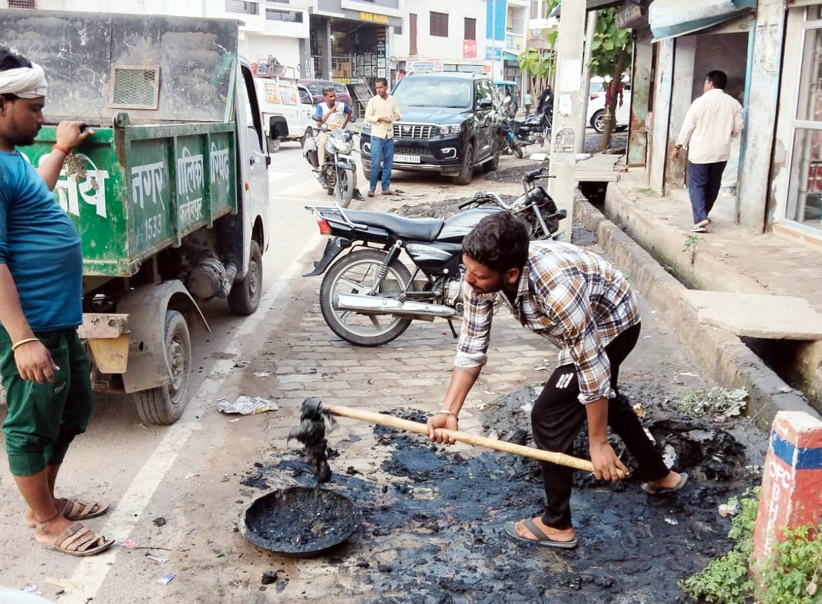 नाले-नालियों से निकली सिल्ट का हो रहा उठान, समय रहते काम हो जाने का दावा