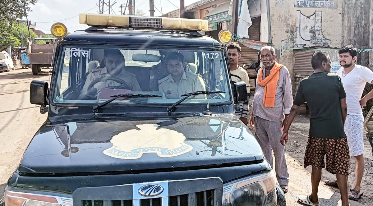 पिकेट के चंद कदम दूरी पर बैठी पुलिस बनी तमाशबीन