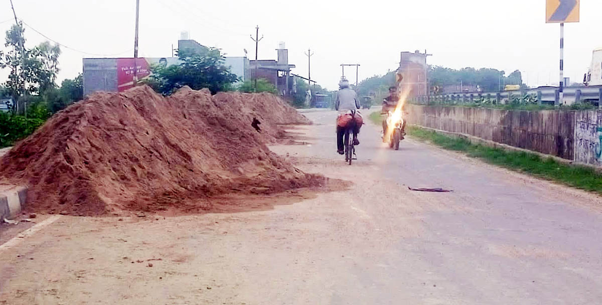 हाइवे की सर्विस लेन पर बालू माफियाओं का कब्जा, आवागमन में हो रही परेशानी