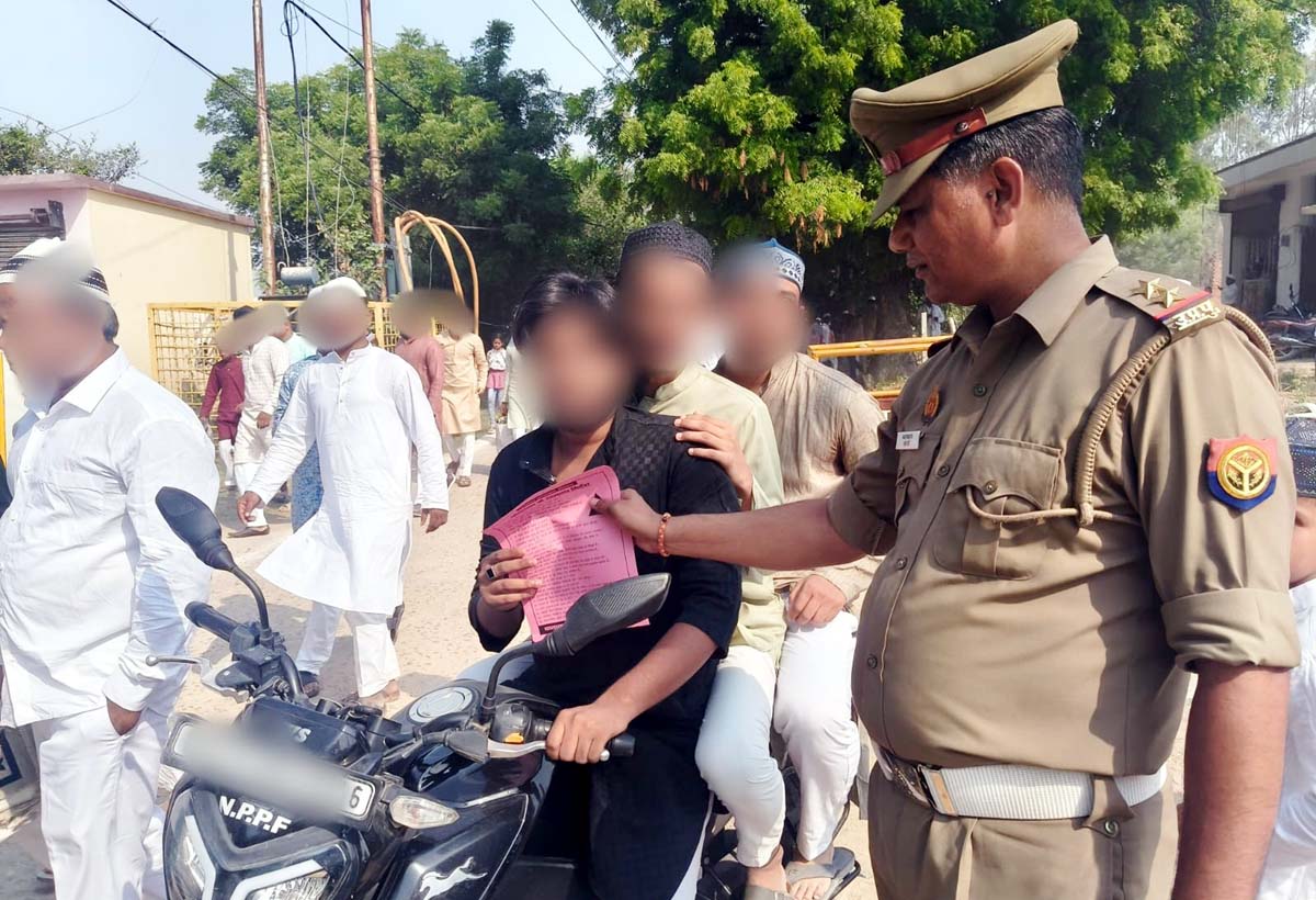नमाज के बाद जनमानस के बीच बांटी प्रचार सामग्री