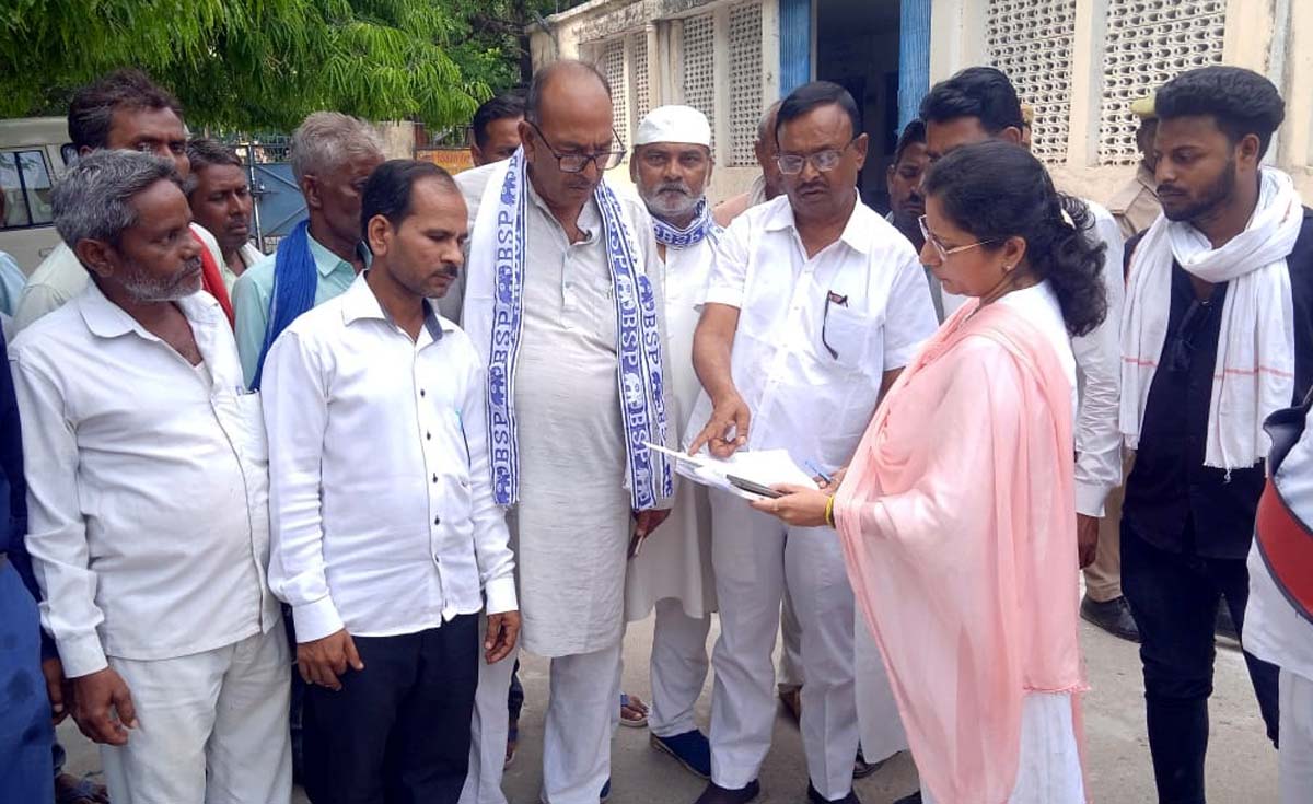 बाबा साहब की मूर्ति क्षतिग्रस्त कर पेड़ काटे जाने की शिकायत