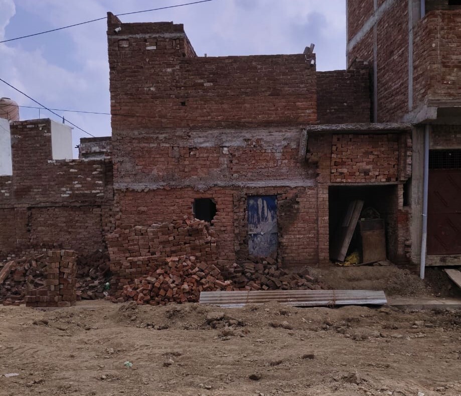 एनएचएआई से मुआवजा लेने के बावजूद दीवार खड़ी कर रहे दबंग