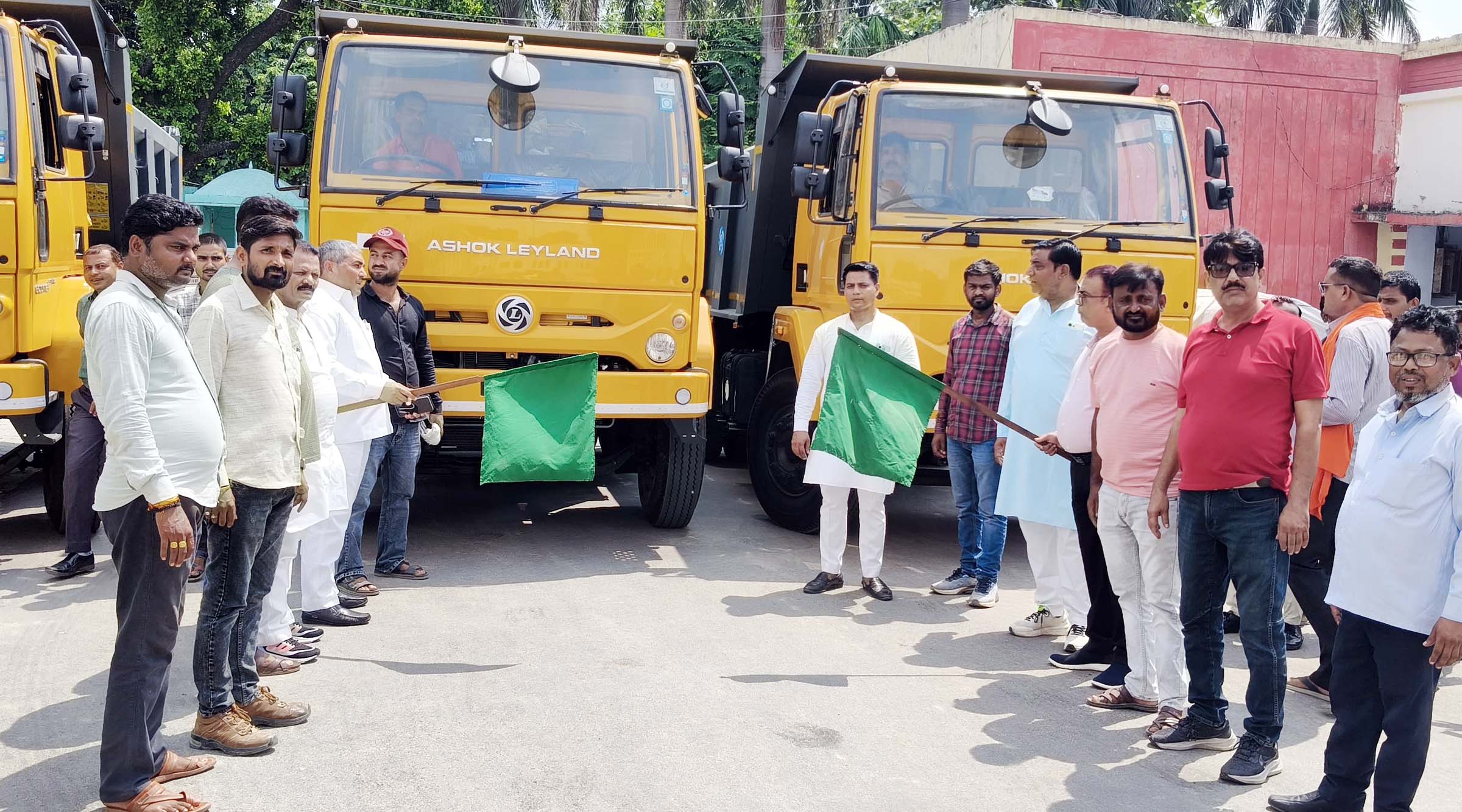 चेयरमैन व ईओ ने डंपरों को दिखाई हरी झण्डी, स्प्रे केमिकल मशीन वितरण