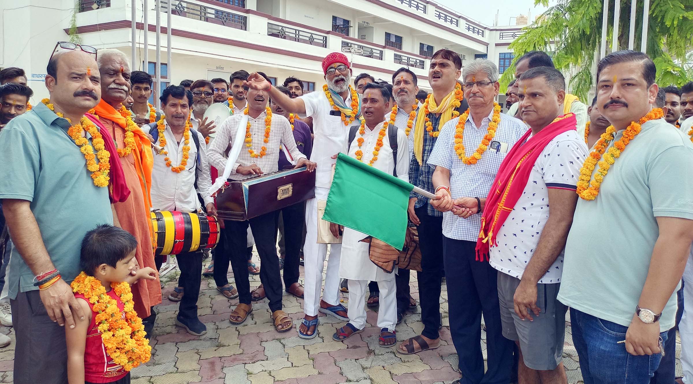 ढोल-ताशों की धुन के बीच श्रद्धालुओं ने लगाए जयकारे, दर्शन हेतु जत्था रवाना