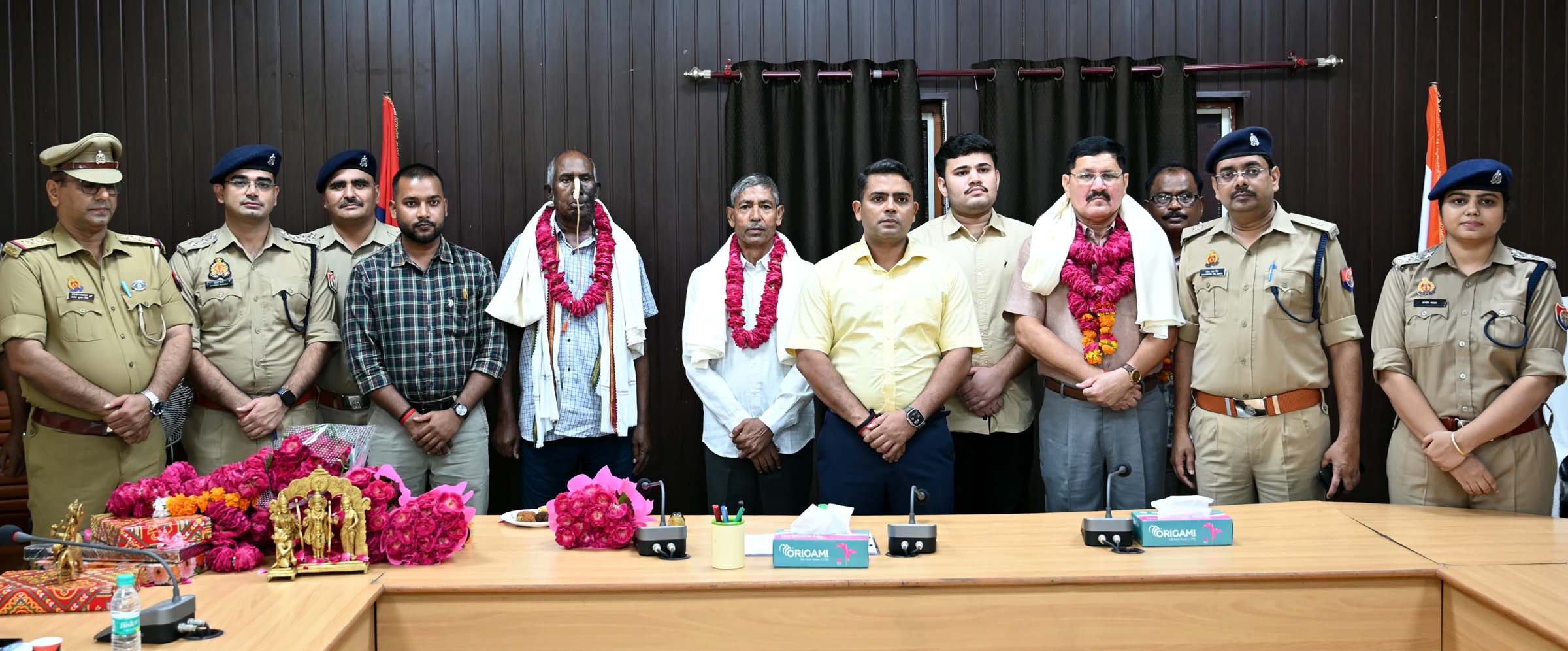 उपहार भेंटकर की उज्जवल भविष्य की कामना, एसपी ने दी विदाई