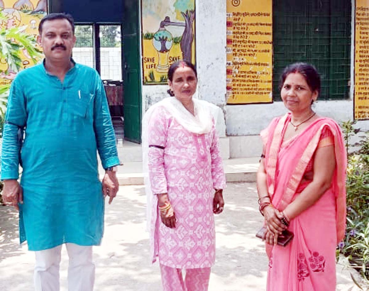 शिक्षामित्रों ने काली पट्टी बांधकर मनाया काला दिवस, निरस्त किया था समायोजन