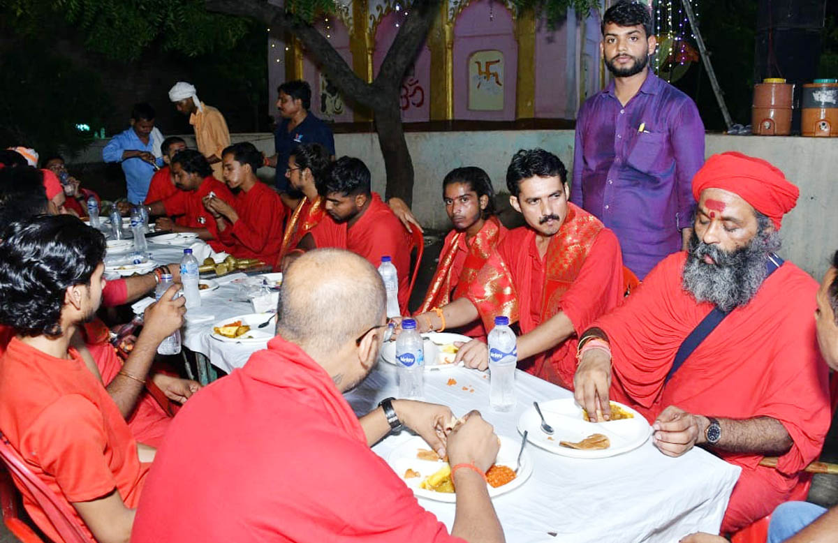 भंडारे में श्रद्धालुओं ने ग्रहण किया प्रसाद-धार्मिक कार्यक्रम से बढ़ता भाईचारा: मधुराम