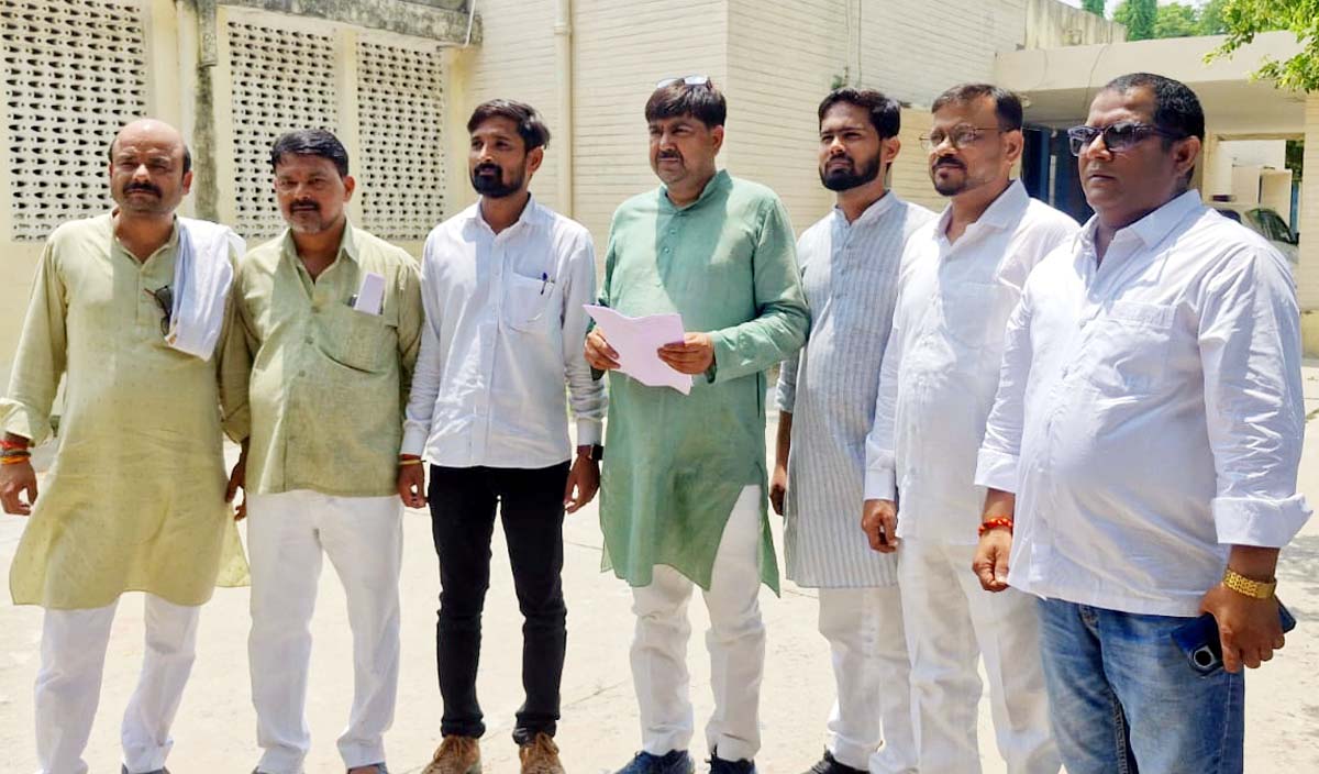  नपा की अनिमितताओं व समस्याओं को लेकर डीएम से मिले सभासद