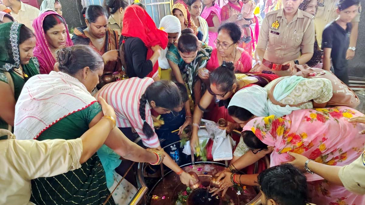 सावन के दूसरे सोमवार पर शिव मंदिरों में जुटी भक्तों की आस्था