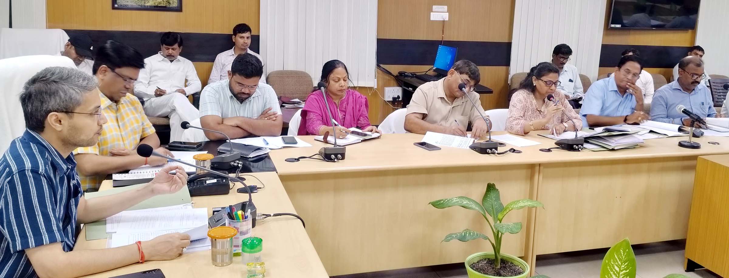 डीएम ने जिला स्तरीय सड़क सुरक्षा समिति की ली बैठक, दिए निर्देश