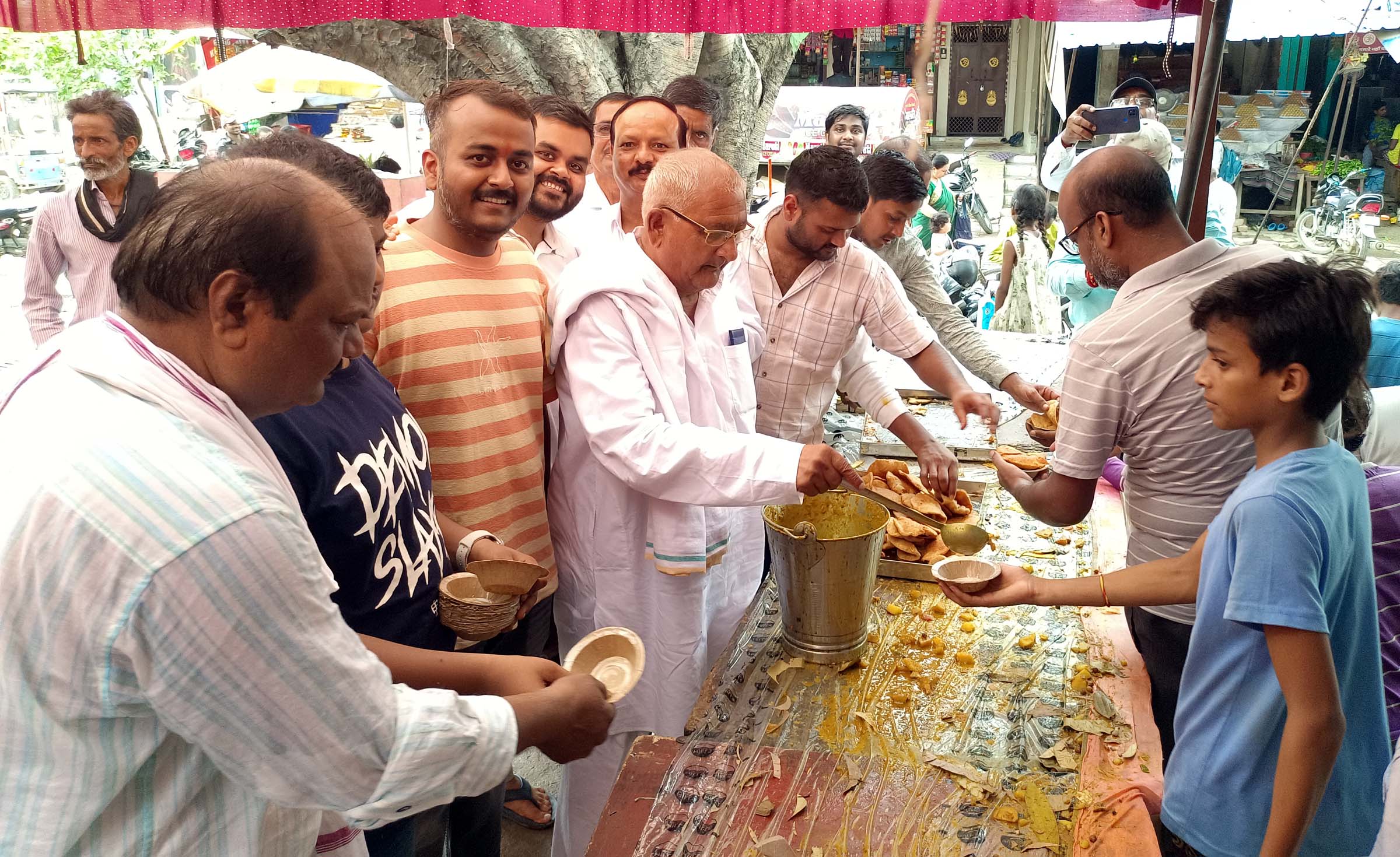  पूर्व मंत्री ने कराया विशाल भंडारा,श्रद्धालुओं ने ग्रहण किया प्रसाद
