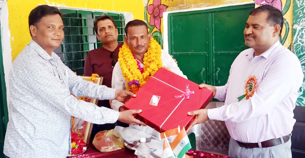 शिक्षा के प्रति समर्पण, कार्यकुशलता व योगदान को बीईओ ने सराहा