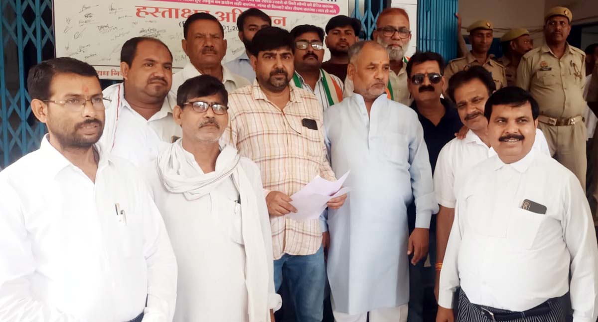 डीएम से मिल कांग्रेसियों ने आरिस के परिवार हेतु मांगी सहायता