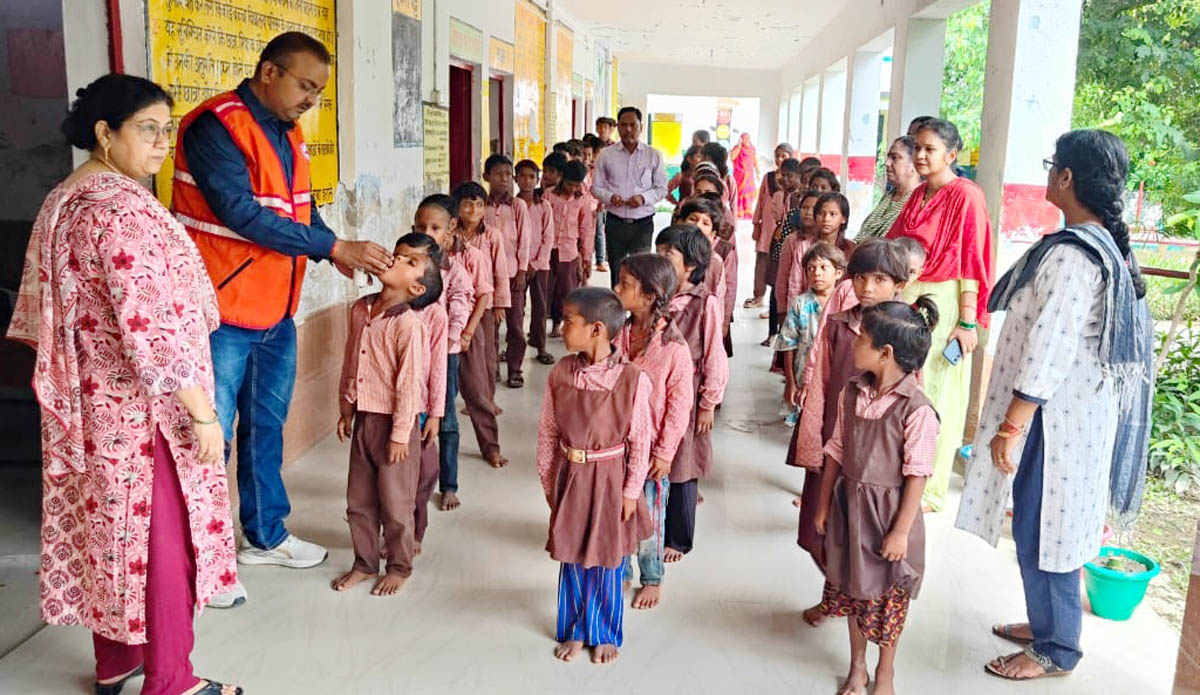  रेडक्रास चेयरमैन ने बीमारी से बचाव हेतु वितरित की दवा