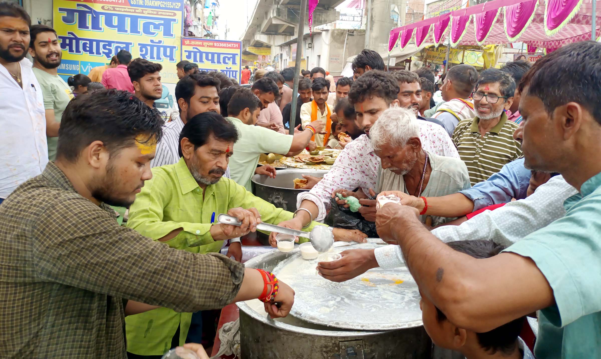 बर्फ का शिवलिंग बनाकर की पूजा-अर्चना, श्रद्धालुओं ने चखा प्रसाद