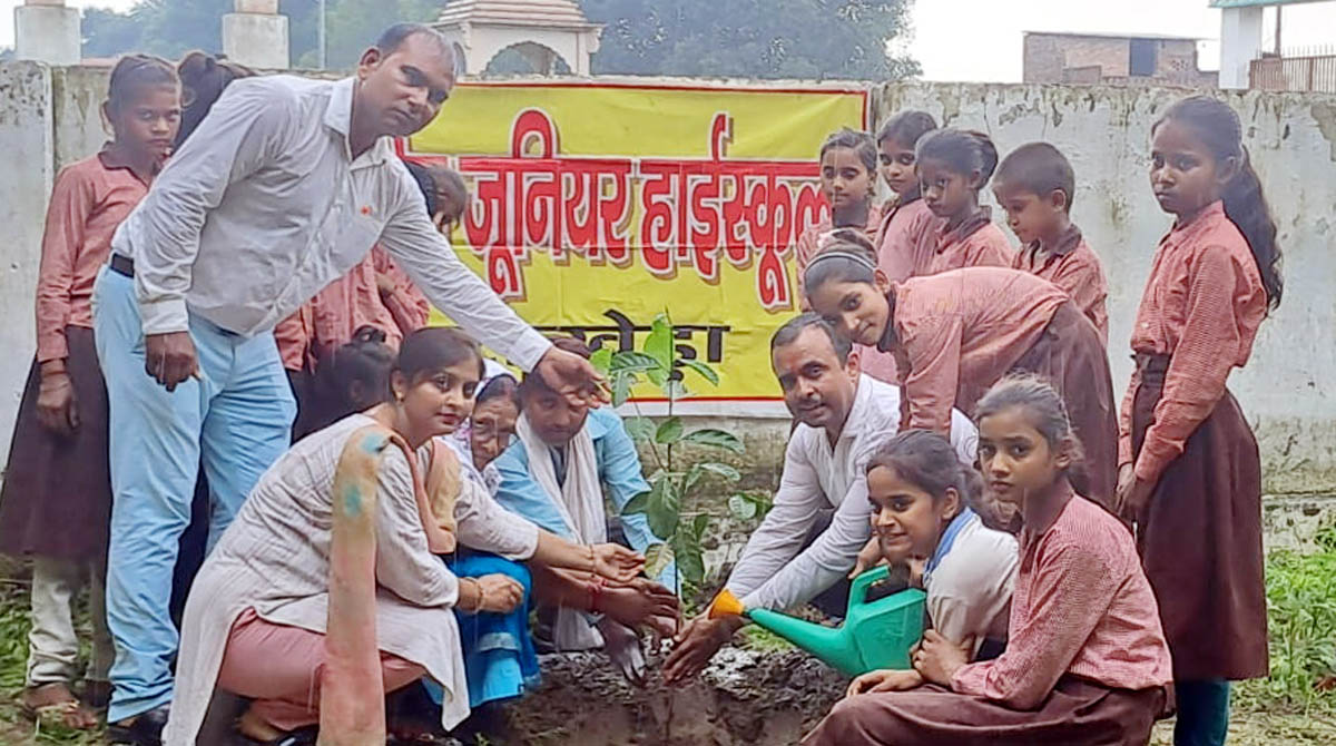 शिक्षक ने अपने व्यय से वितरित किए पौधे, दर्जन भर पौधों का किया रोपण
