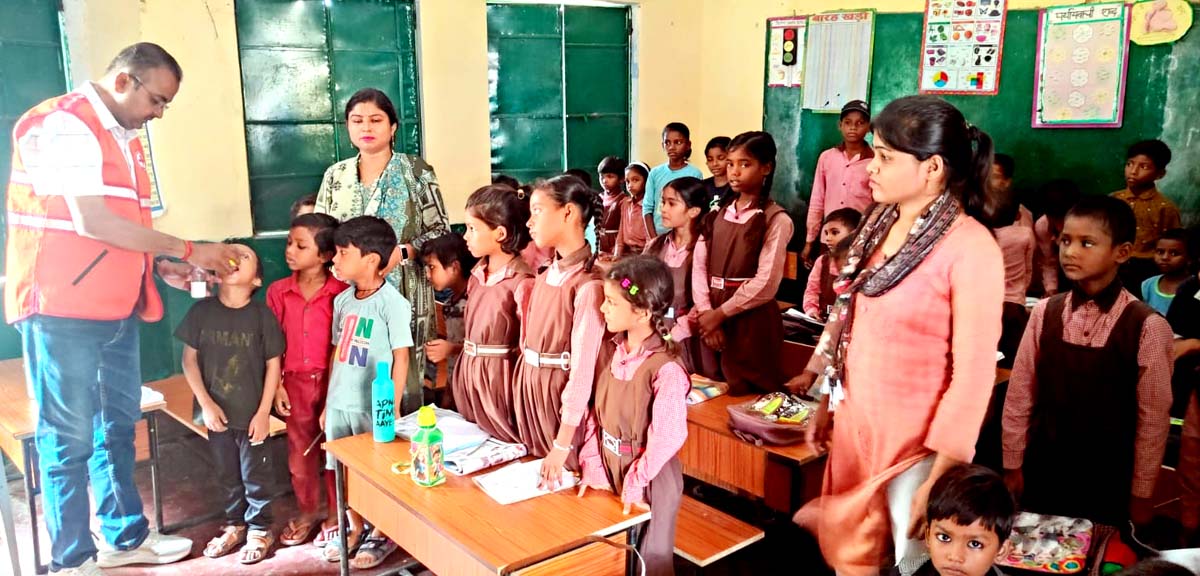 मौसमी बीमारियों से बचाव का अभियान चला रहे रेडक्रास चेयरमैन