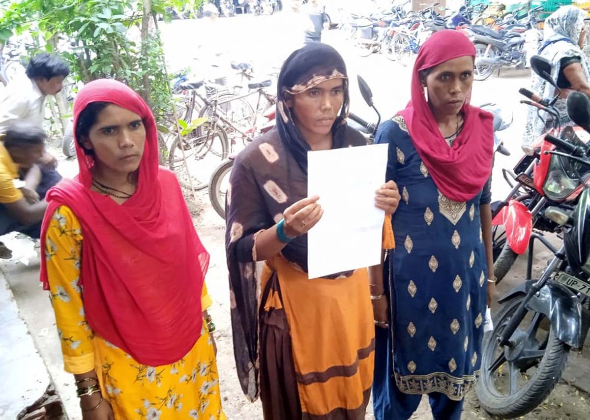 घर से सामान उठा ले जाने व मारपीट किए जाने की एसपी से शिकायत