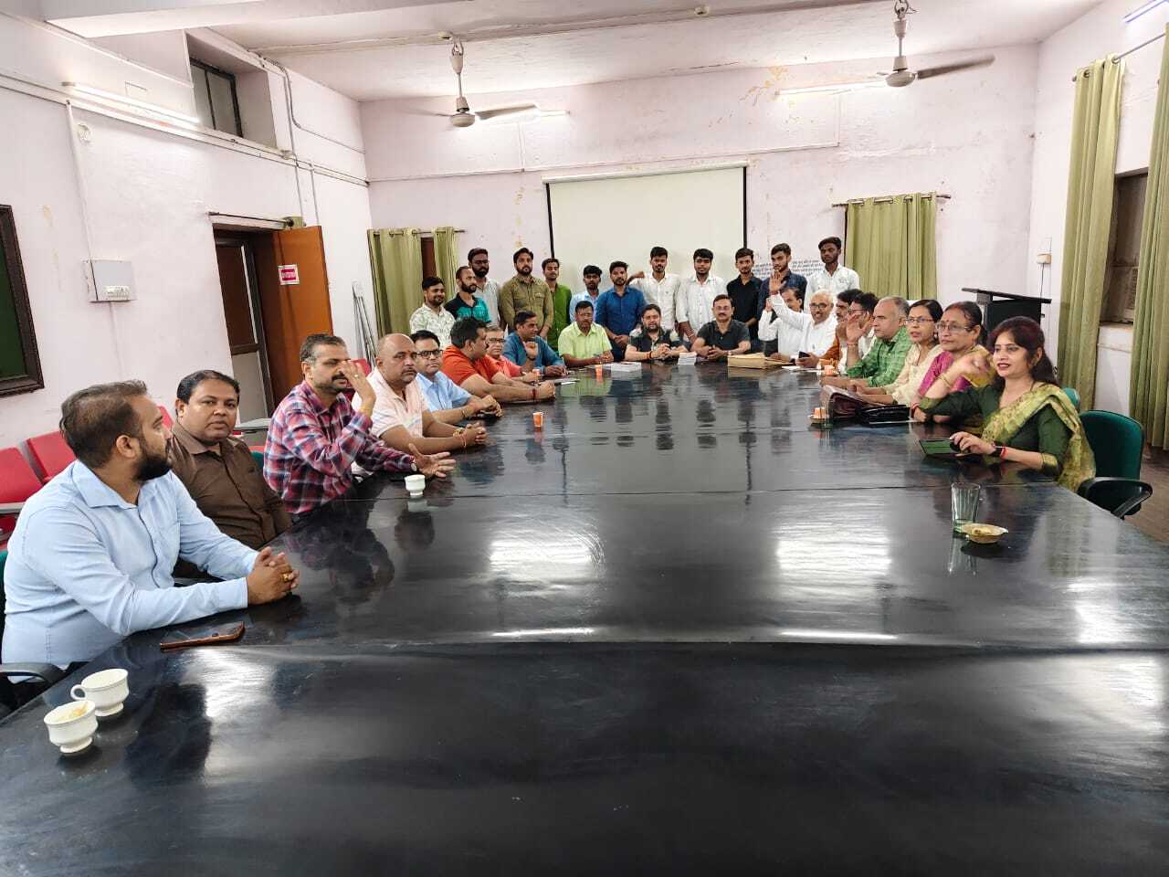 सुखमय जीवन पाना है, प्रकृति संस्कार बचाना है