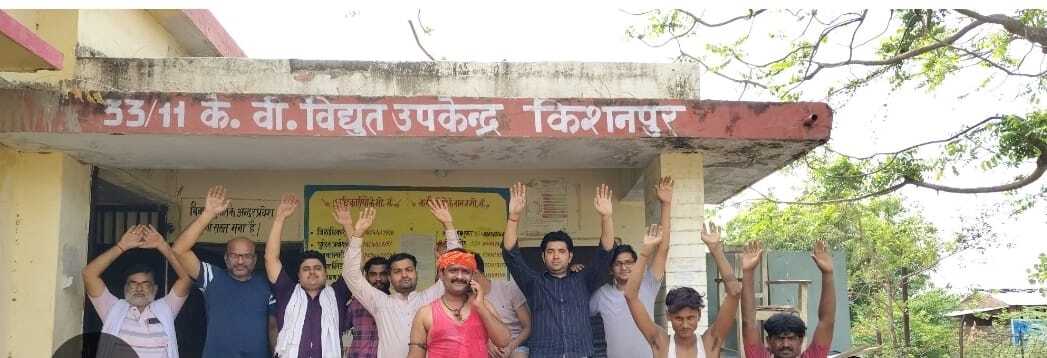 लाइनमैन को धमकाने पर थाने पहुंचे कर्मचारी, मुकदमा दर्ज