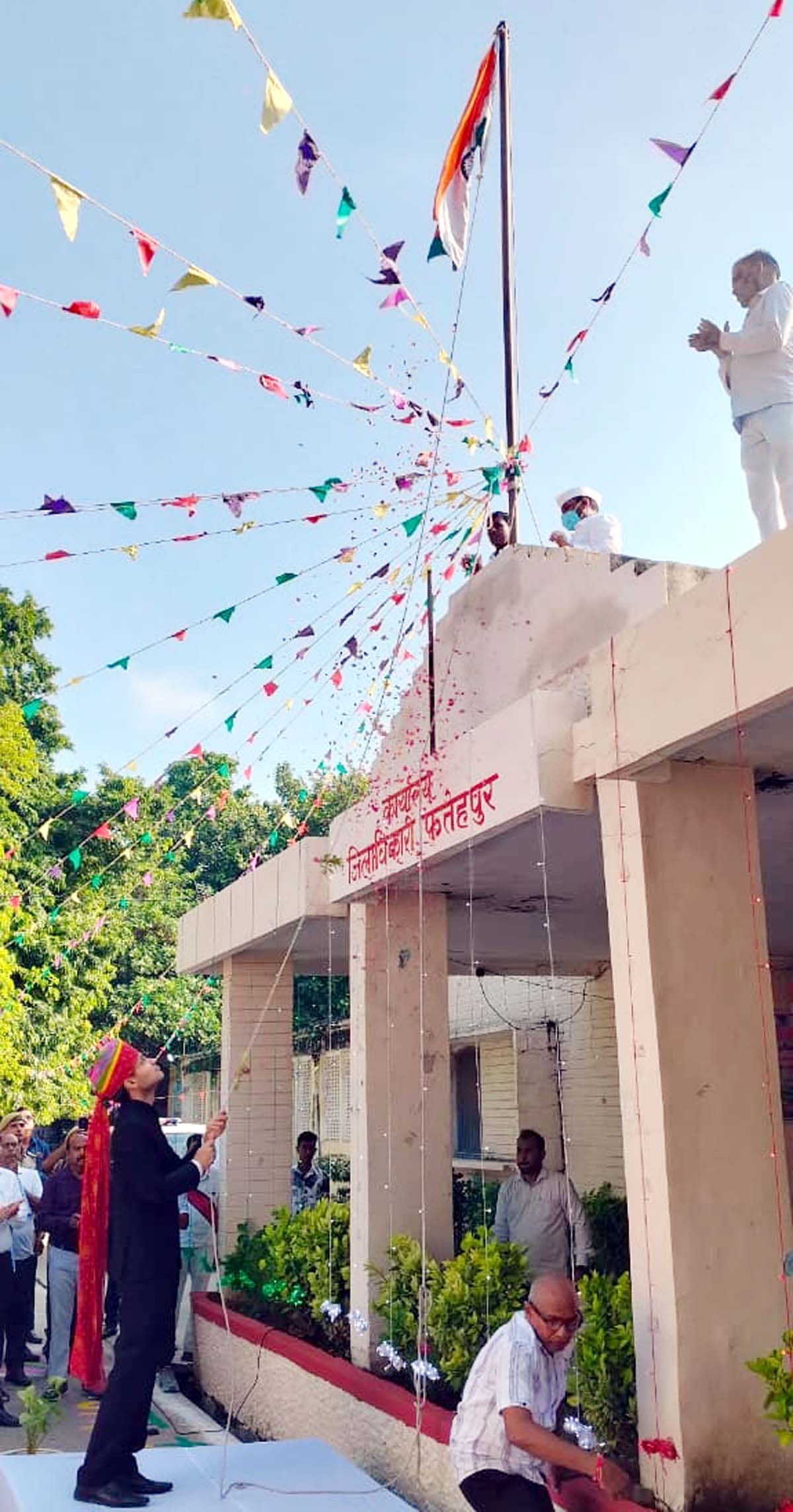 डीएम ने कलेक्ट्रेट कार्यालय में ध्वजारोहण कर दी सलामी,सेनानियों को किया सम्मानित