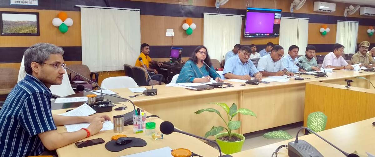 जिला स्तरीय सड़क सुरक्षा समिति की बैठक लेकर डीएम ने दिए निर्देश