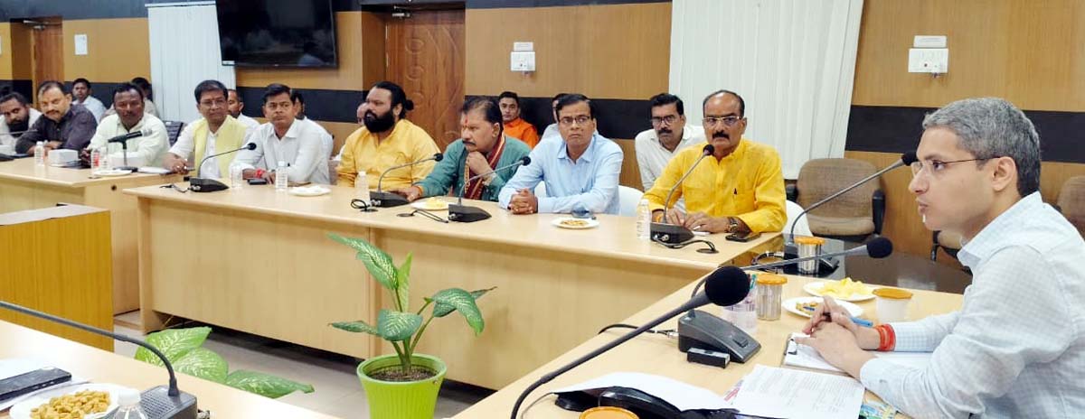 व्यापारियों के हित में सरकार की योजनाओं का कराएं प्रचार-प्रसार : डीएम