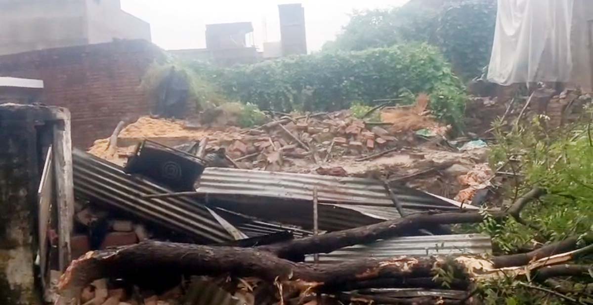 बारिश में कच्चा मकान ढहने से तीन की मौत, चार गंभीर