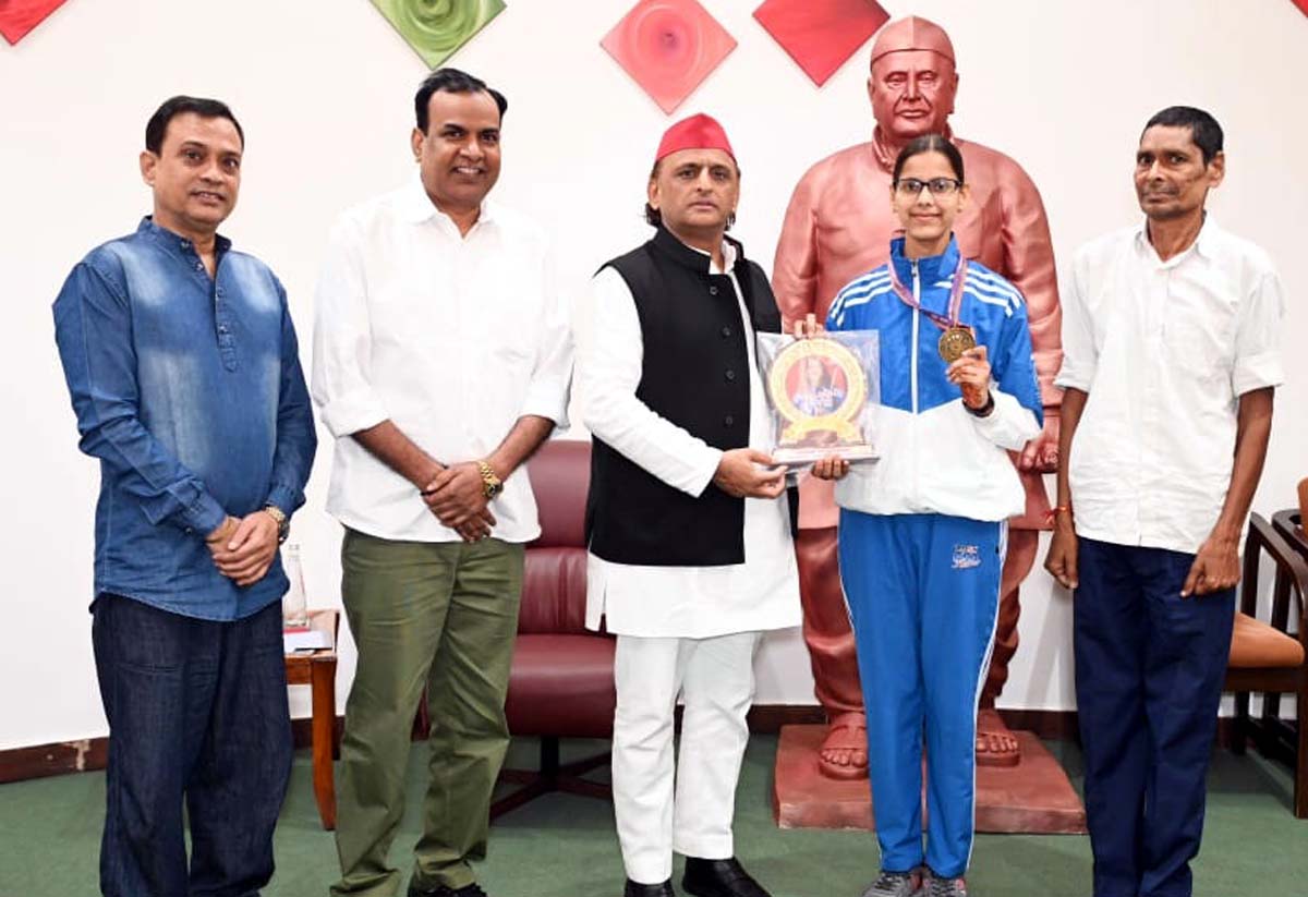 सपा नेता दोषी ने जिले की बेटी को आगे बढ़ाने में किया सहयोग