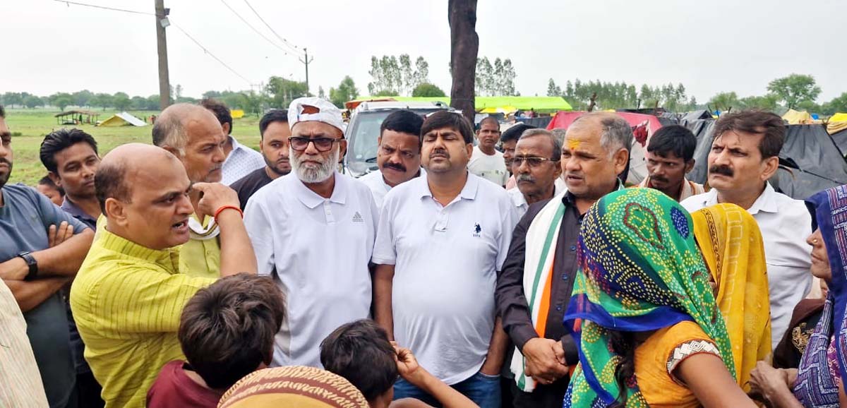 बाढ़ प्रभावित क्षेत्रों का दौरा कर पीड़ितों से मिले कांग्रेसी,पीड़ितों ने बताई आपबीती