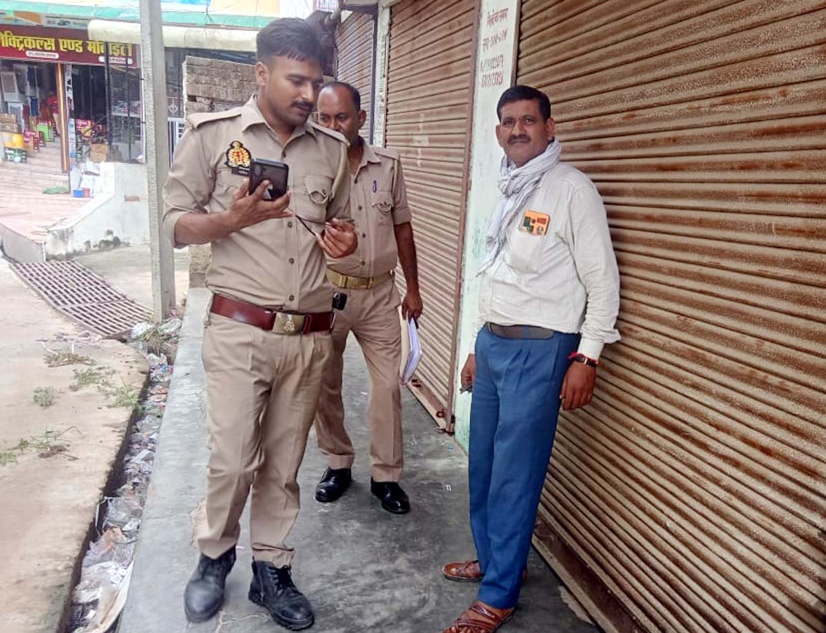 इलेक्ट्रॉनिक दुकान का ताला तोड़कर चोरी का प्रयास,निरीक्षण करती पुलिस