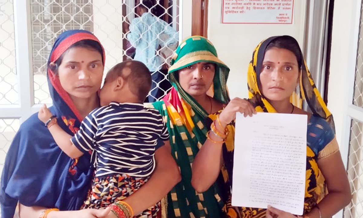 पीड़ित महिलाओं ने डीएम-एसपी को दिया शिकायती पत्र, लगाई गुहार