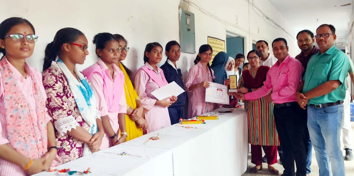  महिला महाविद्यालय में हुई तिरंगा राखी प्रतियोगिता,हिस्सा लेतीं छात्राएं