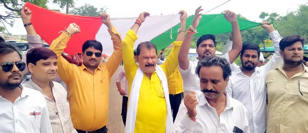 101 मीटर लंबा तिरंगा ने यात्रा की बढ़ाई शोभा, निकली विशाल तिरंगा यात्रा