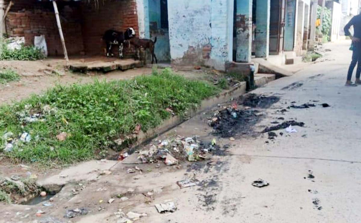  सफाई कर्मी नदारद, ग्रामीणों में आक्रोश,गांव में चारों तरफ फैली गंदगी