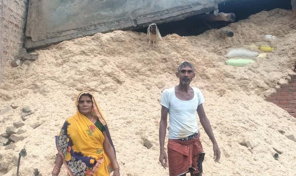 बारिश में गिरा मकान, किसान ने प्रशासन से लगाई मदद की गुहार 