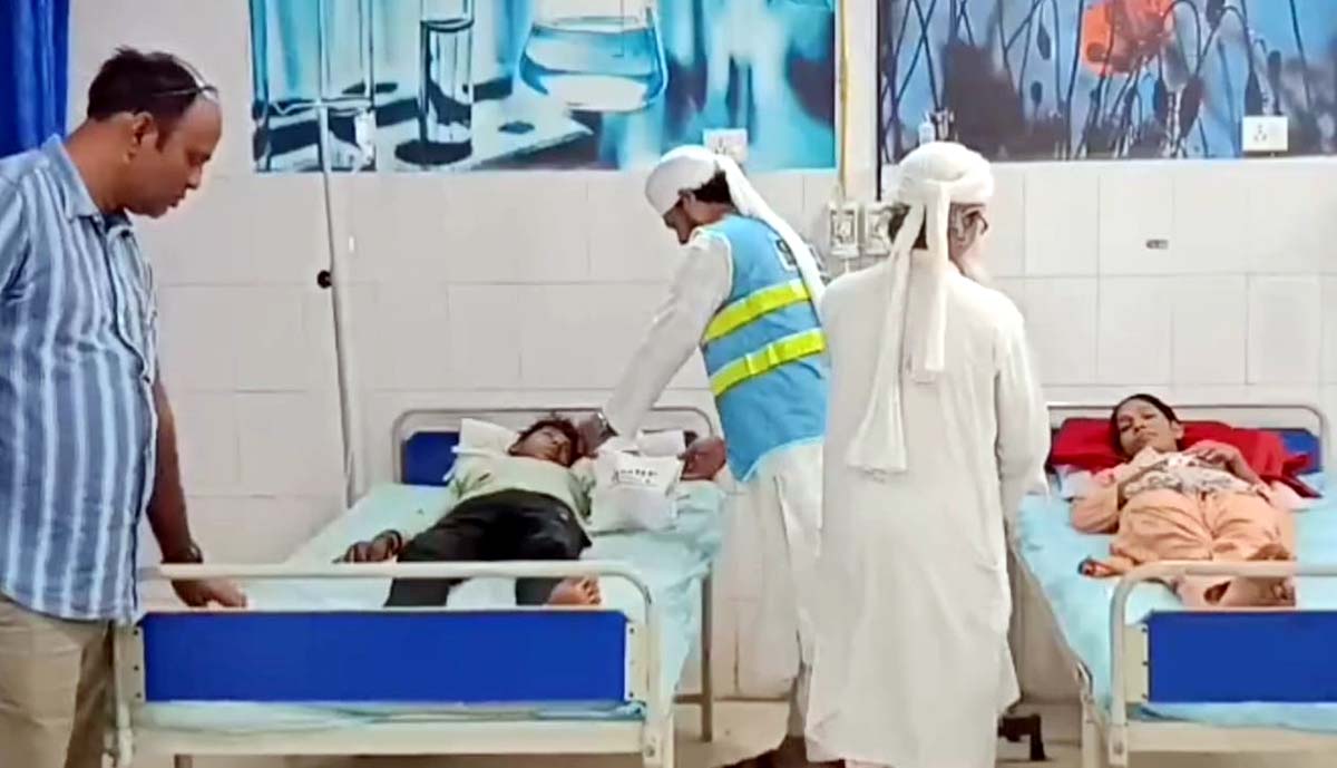 पैगंबर मोहम्मद साहब के जन्मदिन पर मरीजों को बांटे फल
