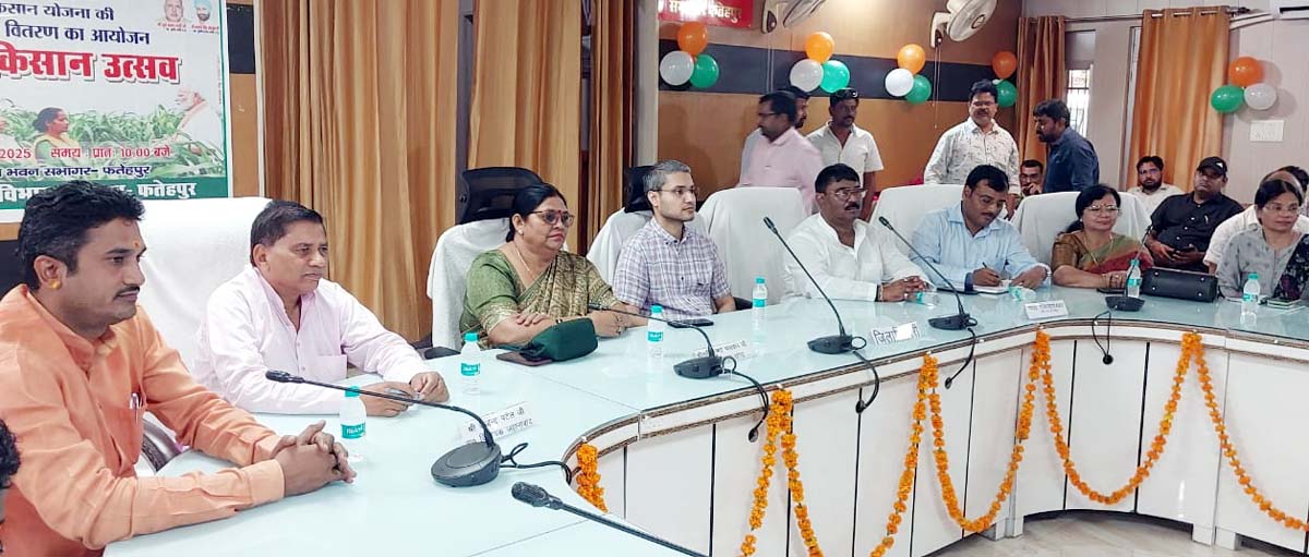 विकास भवन में जनप्रतिनिधियों ने पात्र लाभार्थियों को वितरित किए प्रमाण पत्र