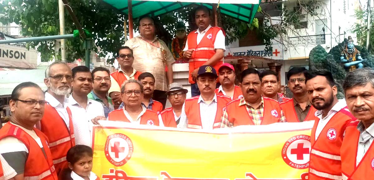 रेडक्रास सोसाइटी के पदाधिकारियों ने प्रतिमा स्थल पर की सफाई