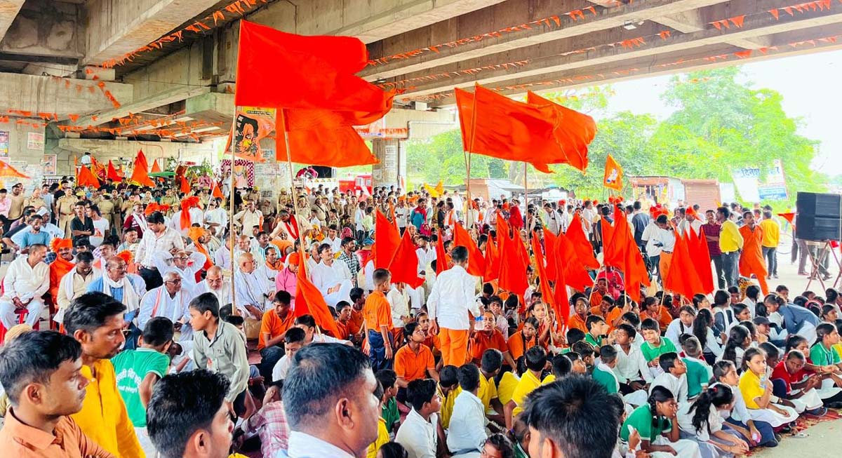 विहिप की वर्षगांठ पर निकली धर्म ध्वजा यात्रा, शामिल रहीं झांकियां
