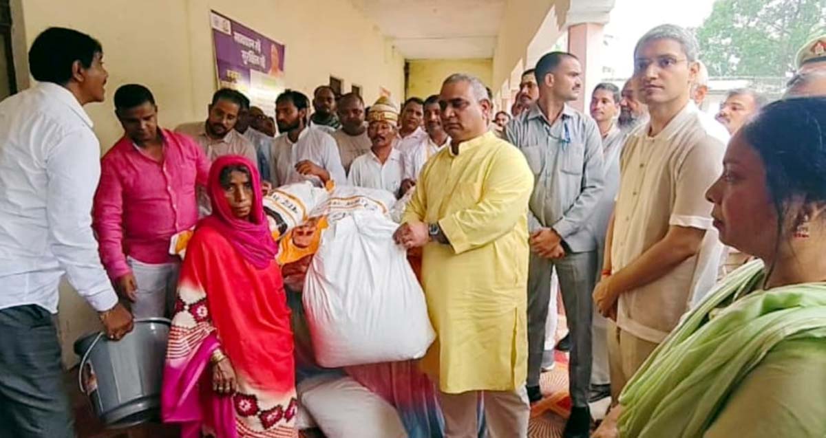   प्रभारी मंत्री ने बाढ़ प्रभावित क्षेत्र का किया दौरा, बांटी राहत सामग्री