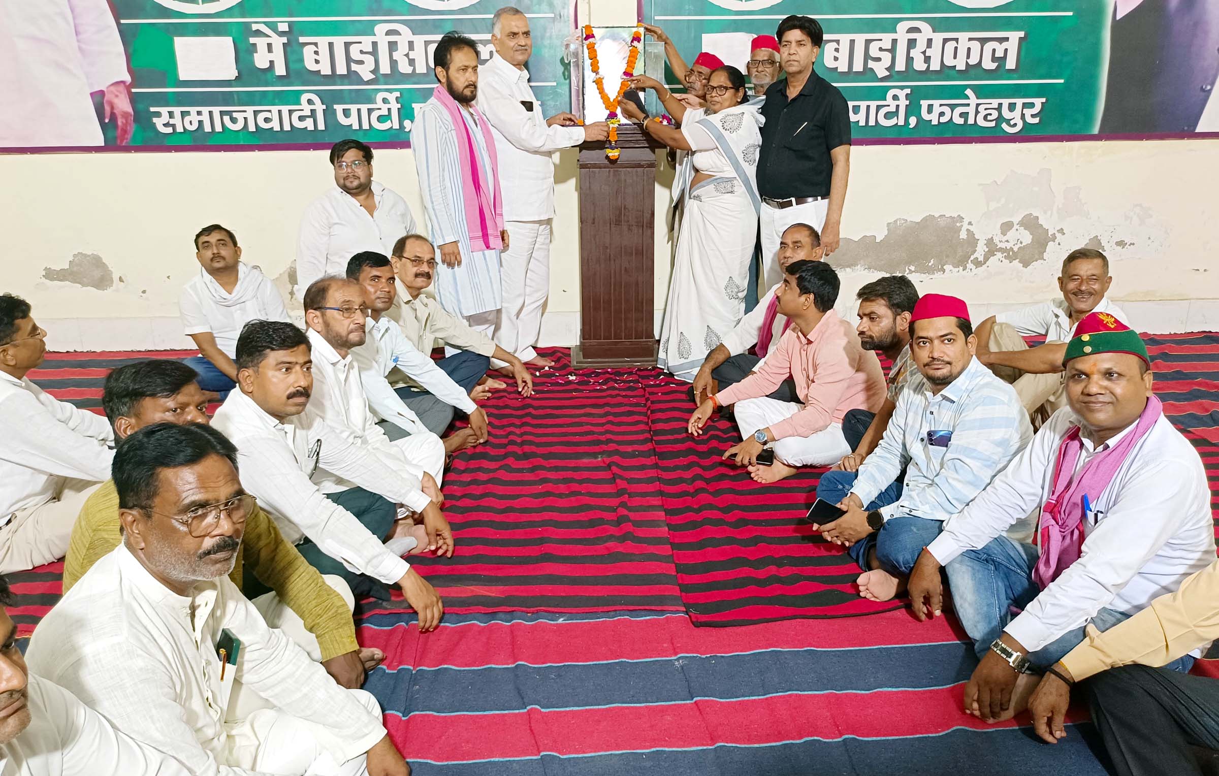 विचारक एवं दार्शनिक जनेश्वर मिश्र की सपाईयों ने मनाई जयंती ,कृतित्व पर की चर्चा