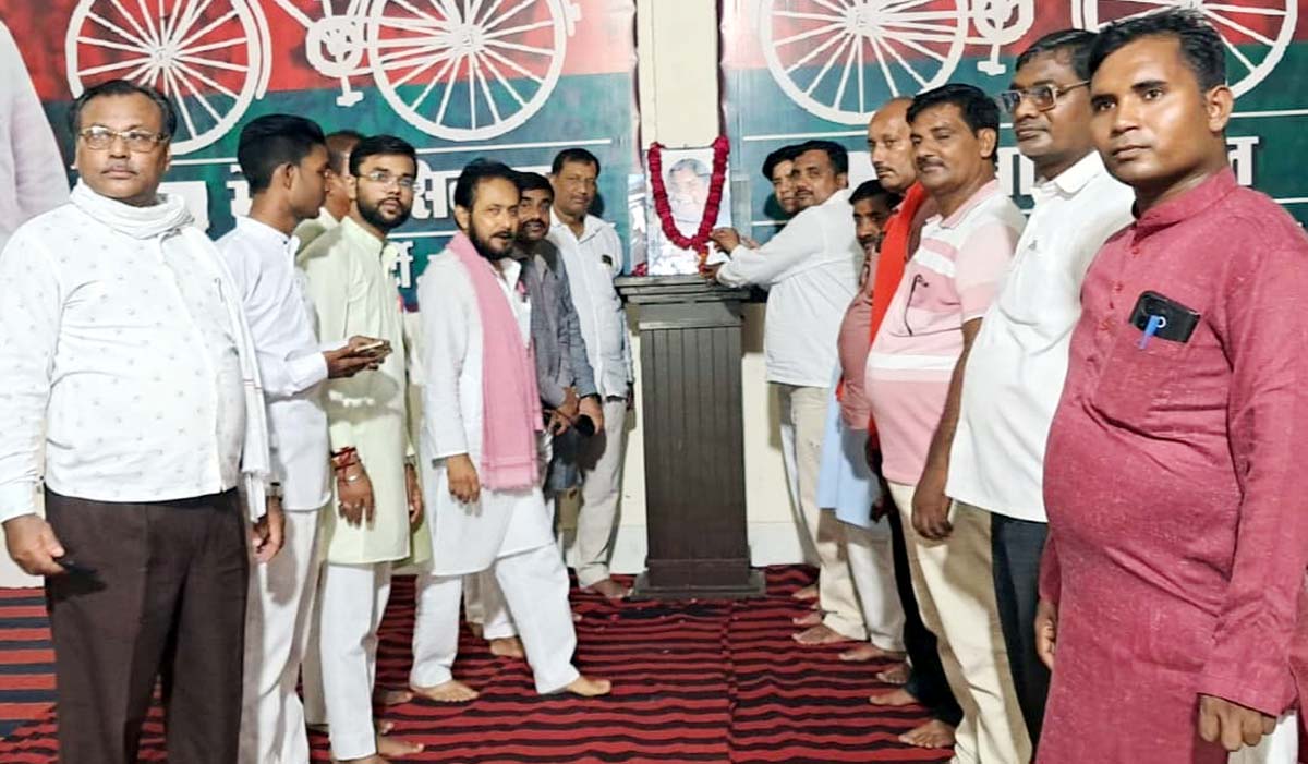 सपाईयों ने पूर्व सांसद फूलन देवी की मनाई जयंती, डटकर लड़ी थी लड़ाई : सुरेन्द्र