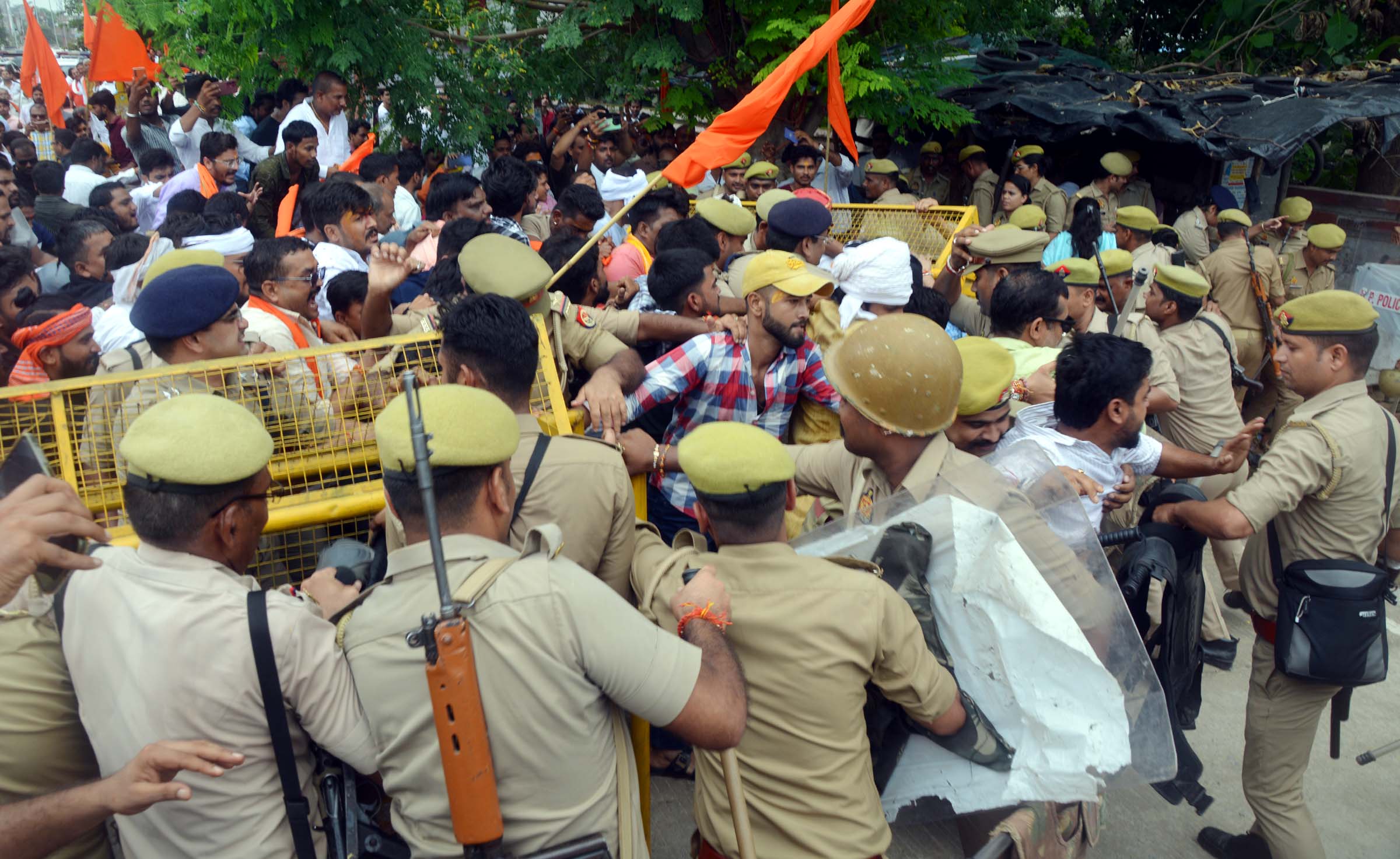 पुलिस की सुरक्षा में सेंध लगा मकबरे के अंदर घुसा हिंदू पक्ष